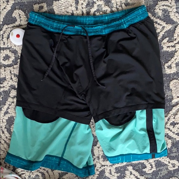 Lululemon men’s shorts lined with a 9 inch inseam - Picture 8 of 9